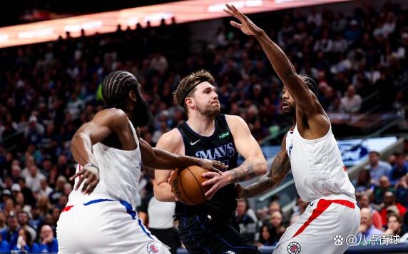爱游戏官网-关于NBA常规赛今夜走向成谜，洛杉矶快船主帅复盘，气氛紧张，球探报告显示潜力的信息